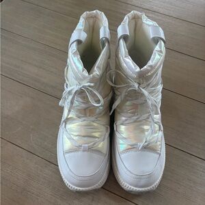 Nine West Women's Tunnel3 Iridescent Ankle Boots white snow